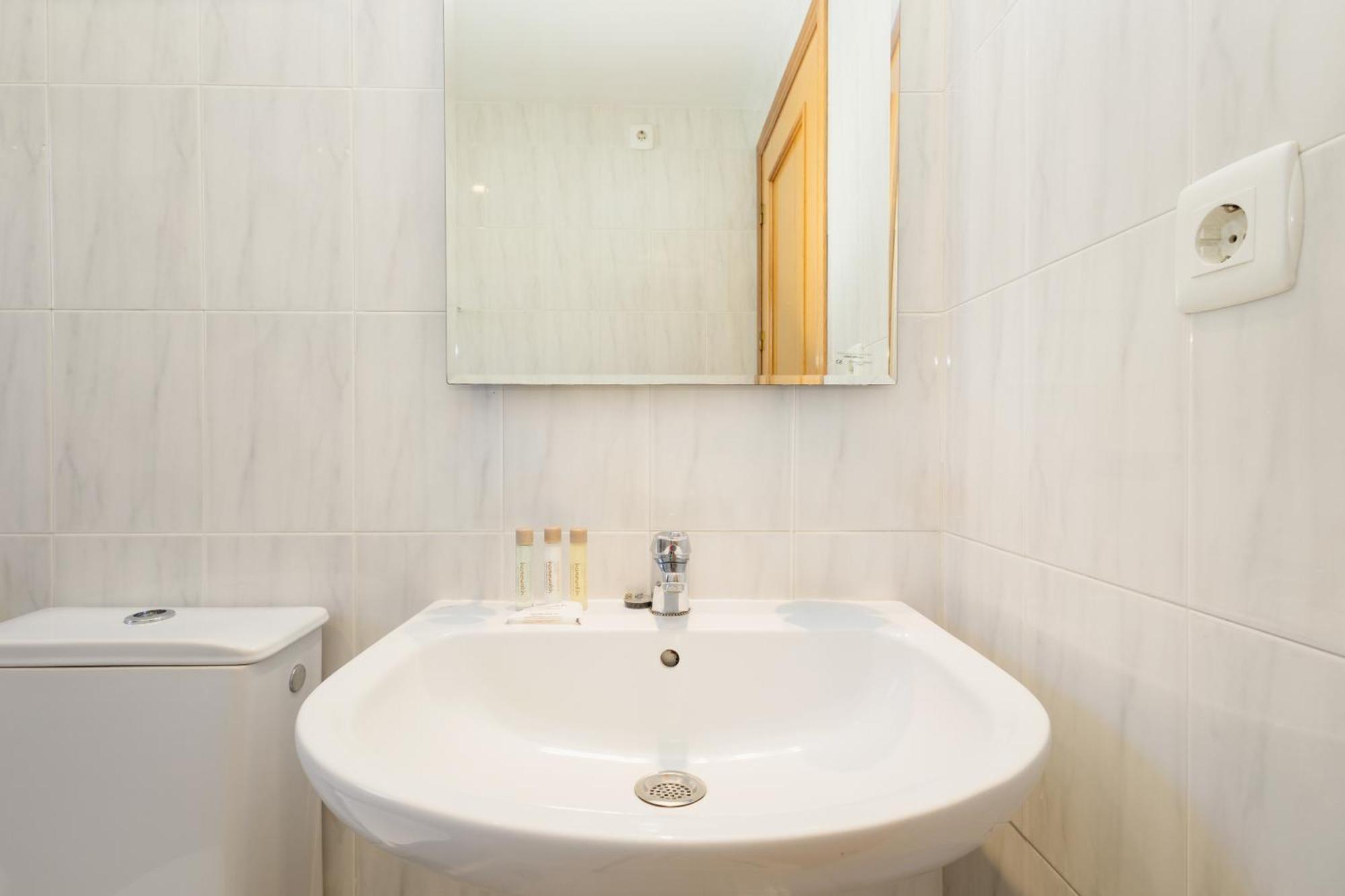 Beautiful Townhouse Walking Distance To The Beach In Costabella, Марбелья Экстерьер фото