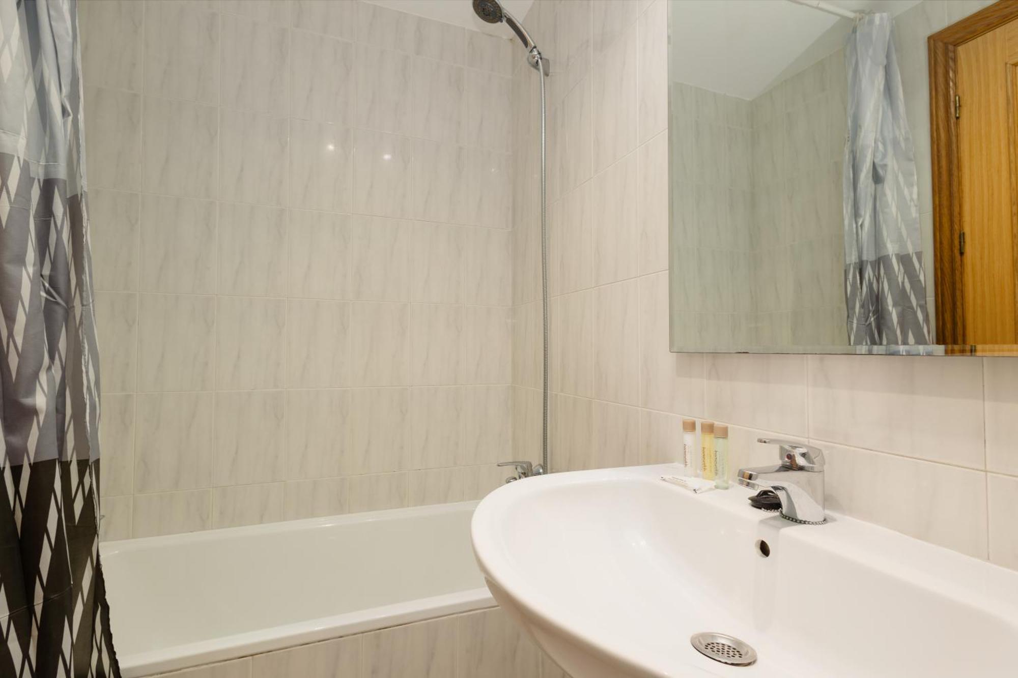 Beautiful Townhouse Walking Distance To The Beach In Costabella, Марбелья Экстерьер фото