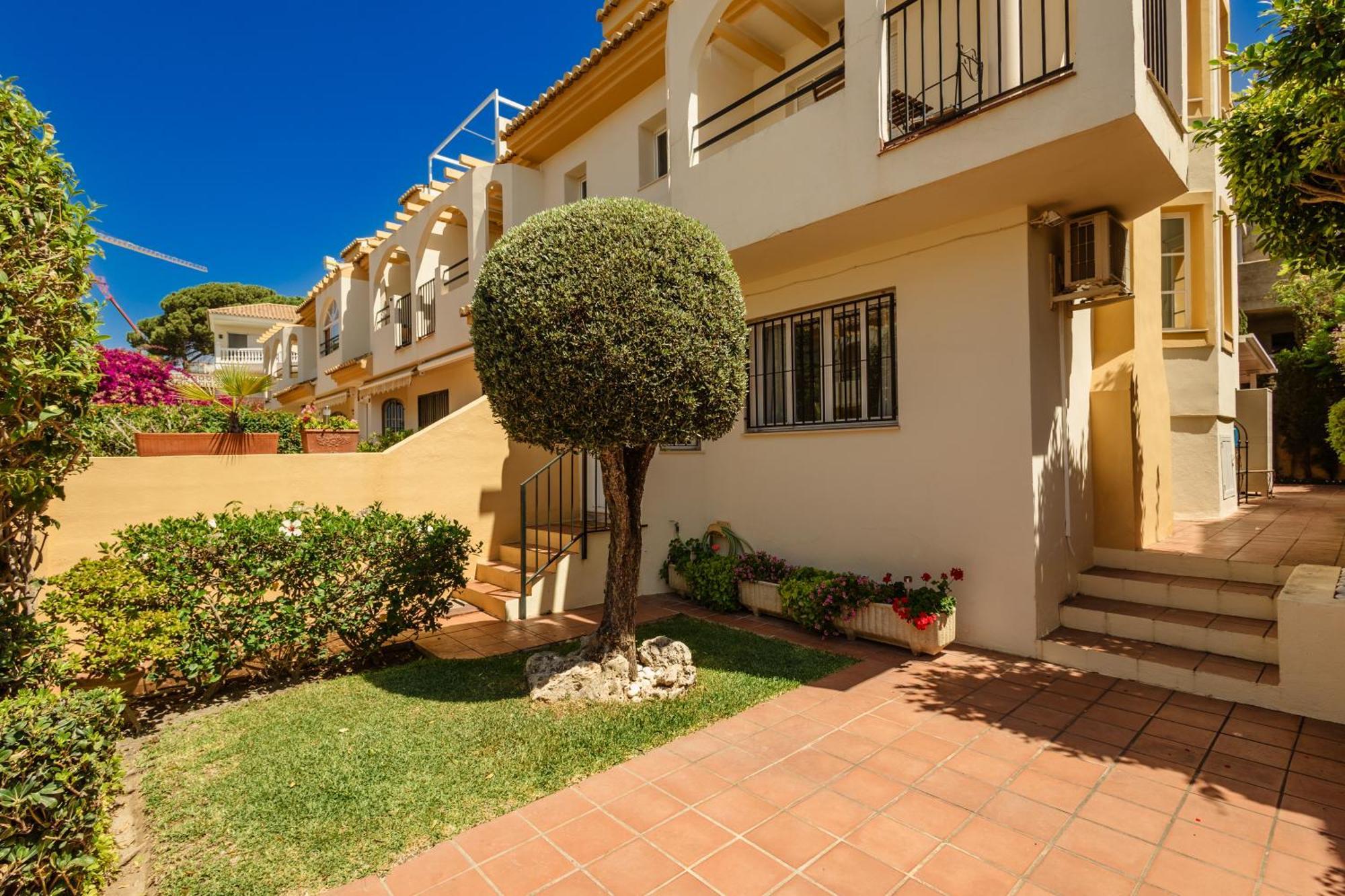 Beautiful Townhouse Walking Distance To The Beach In Costabella, Марбелья Экстерьер фото